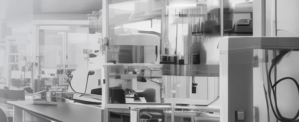 實驗室設備檢修情境圖